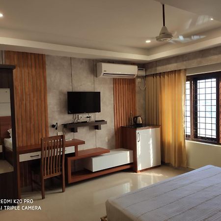Hotel Sree Gokulam Apartments กูรูวาเยอร์ ภายนอก รูปภาพ