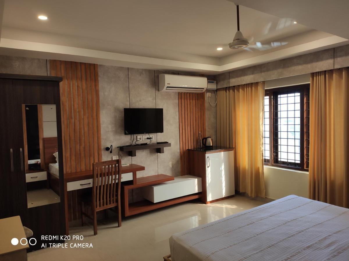 Hotel Sree Gokulam Apartments กูรูวาเยอร์ ภายนอก รูปภาพ
