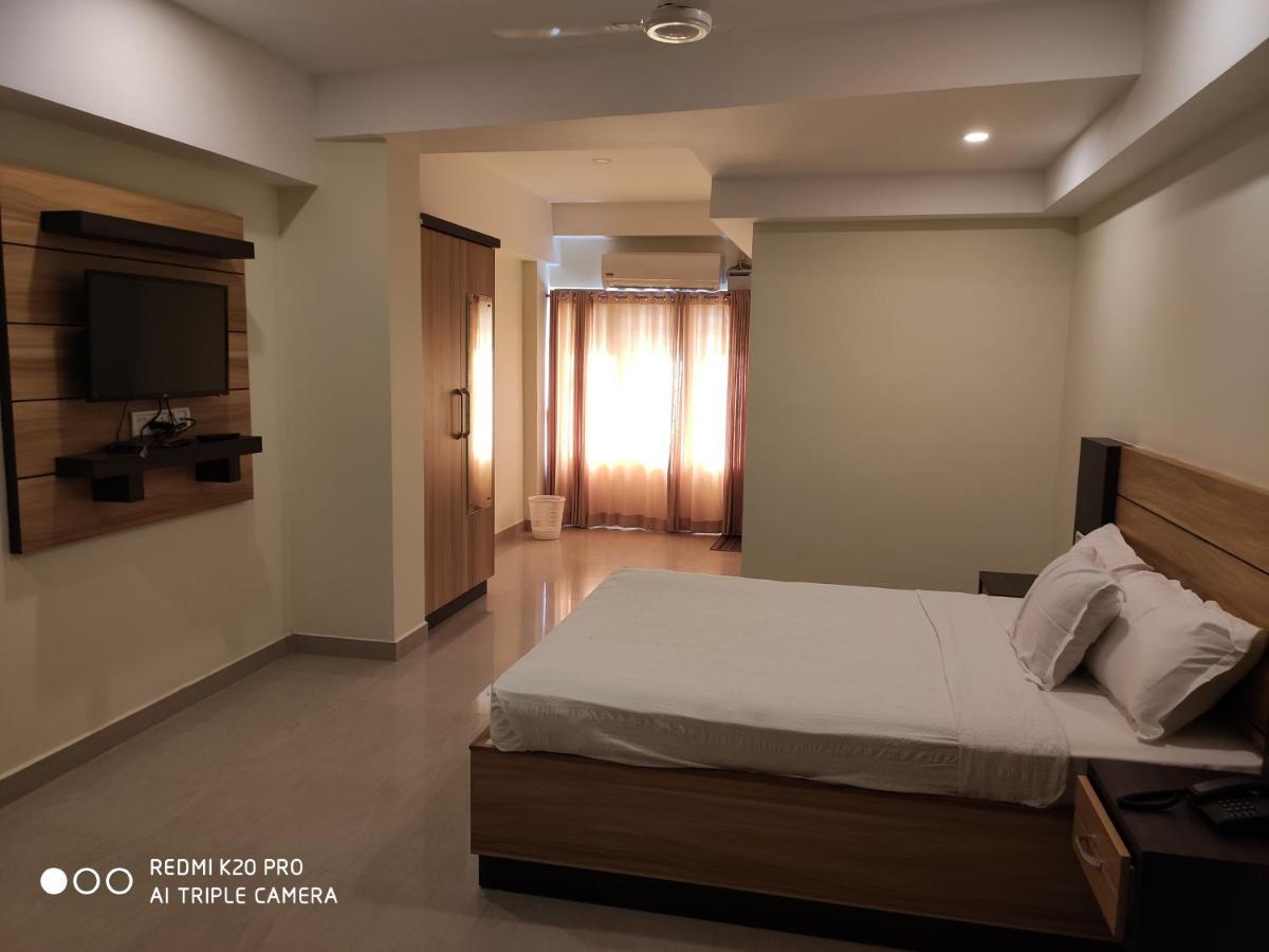 Hotel Sree Gokulam Apartments กูรูวาเยอร์ ภายนอก รูปภาพ
