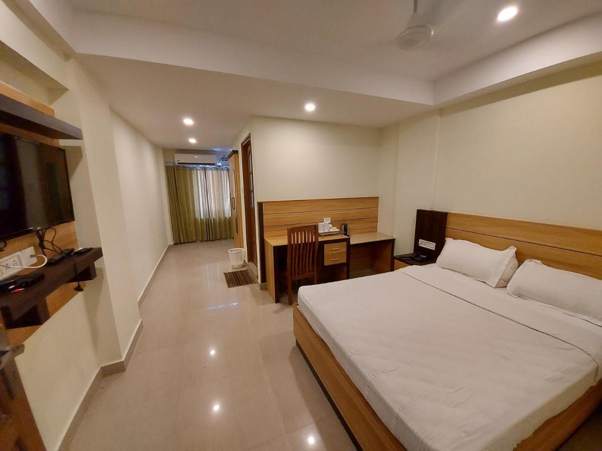 Hotel Sree Gokulam Apartments กูรูวาเยอร์ ภายนอก รูปภาพ