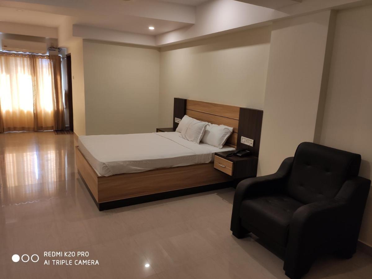 Hotel Sree Gokulam Apartments กูรูวาเยอร์ ภายนอก รูปภาพ