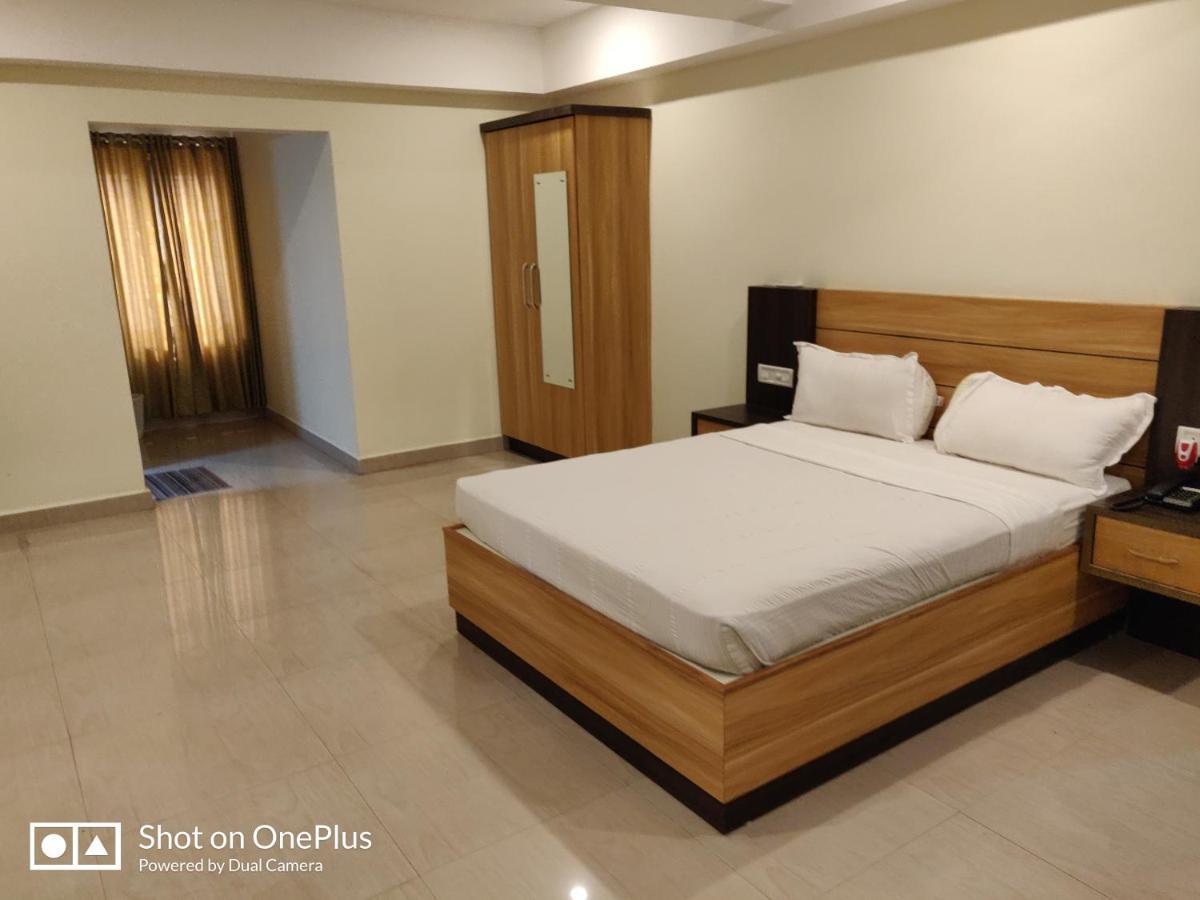 Hotel Sree Gokulam Apartments กูรูวาเยอร์ ภายนอก รูปภาพ