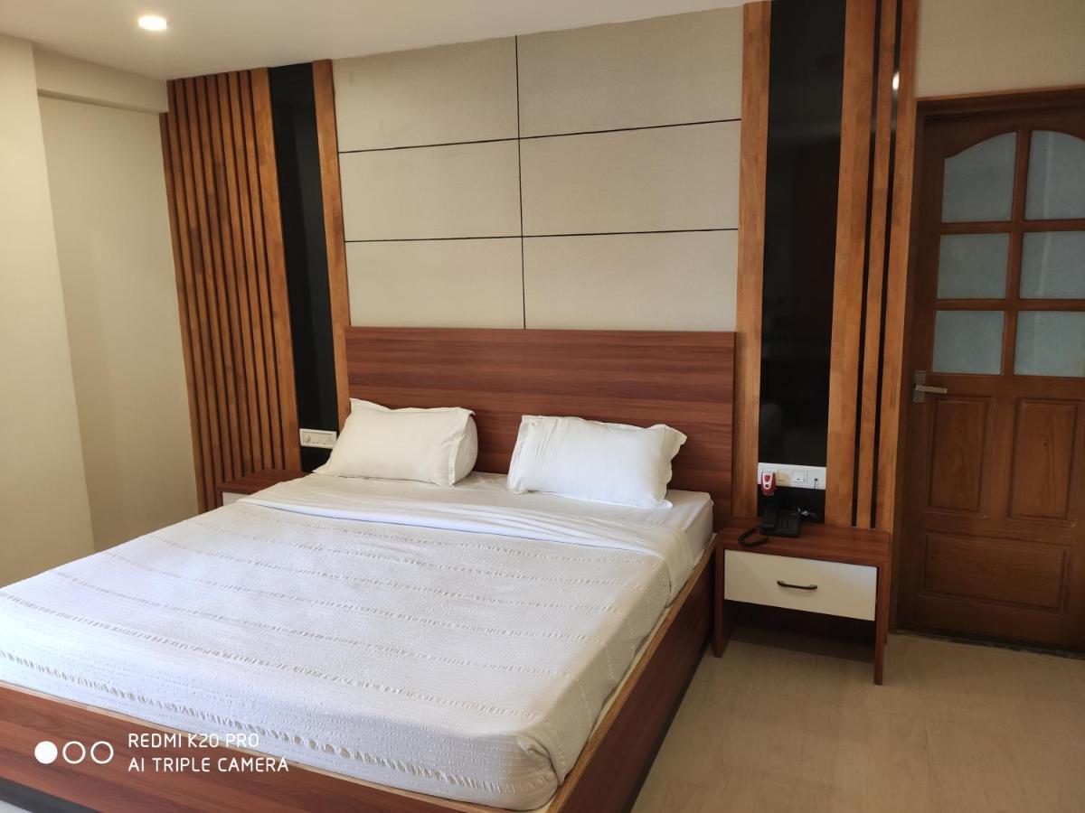 Hotel Sree Gokulam Apartments กูรูวาเยอร์ ภายนอก รูปภาพ