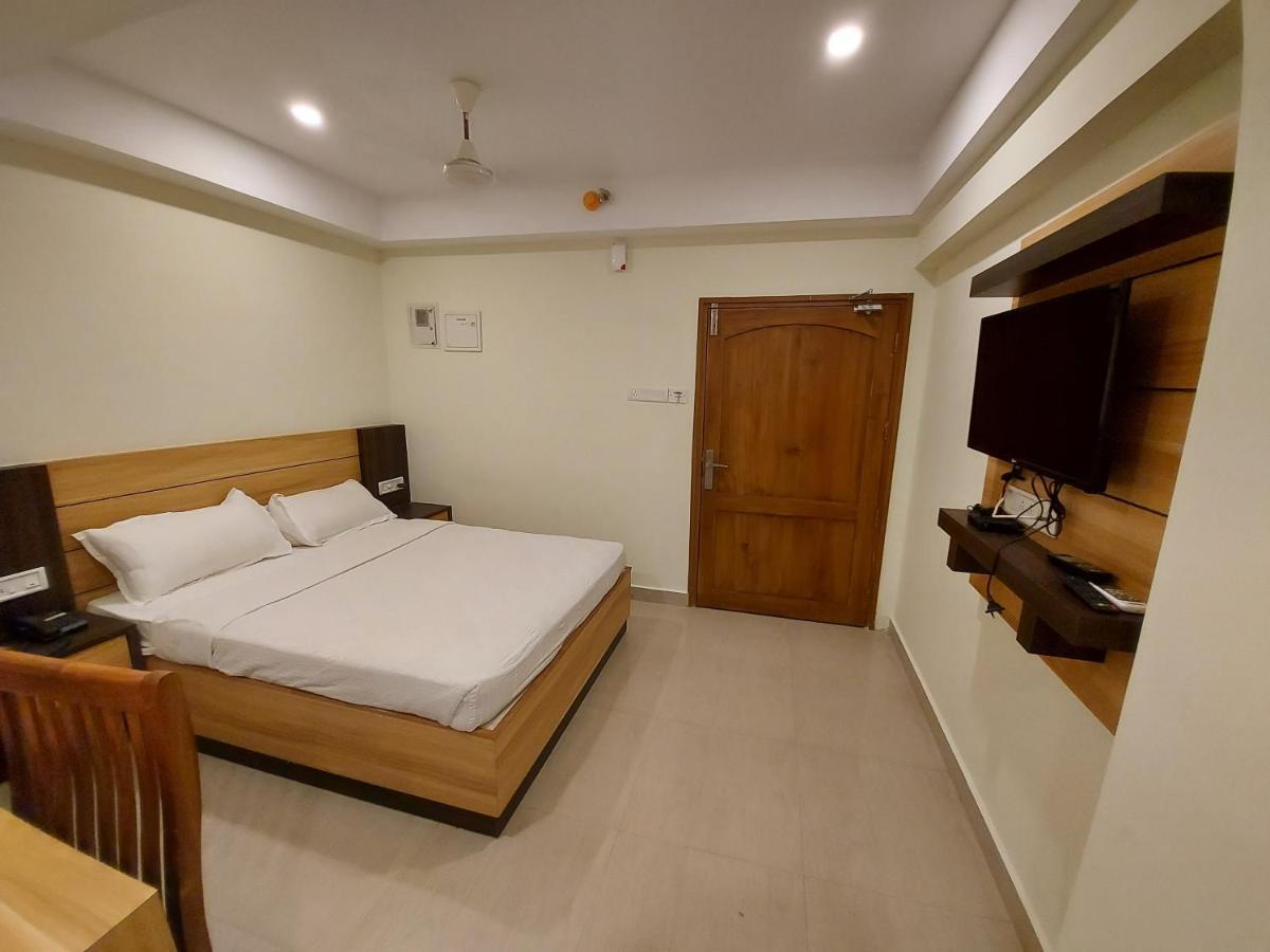 Hotel Sree Gokulam Apartments กูรูวาเยอร์ ภายนอก รูปภาพ