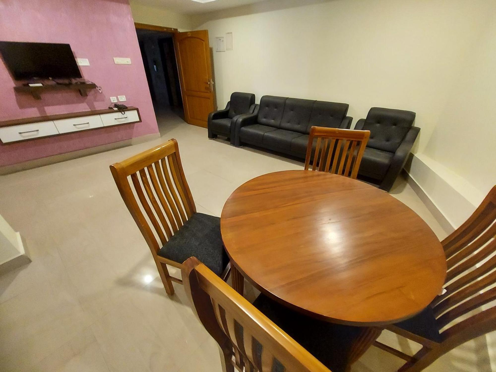 Hotel Sree Gokulam Apartments กูรูวาเยอร์ ภายนอก รูปภาพ