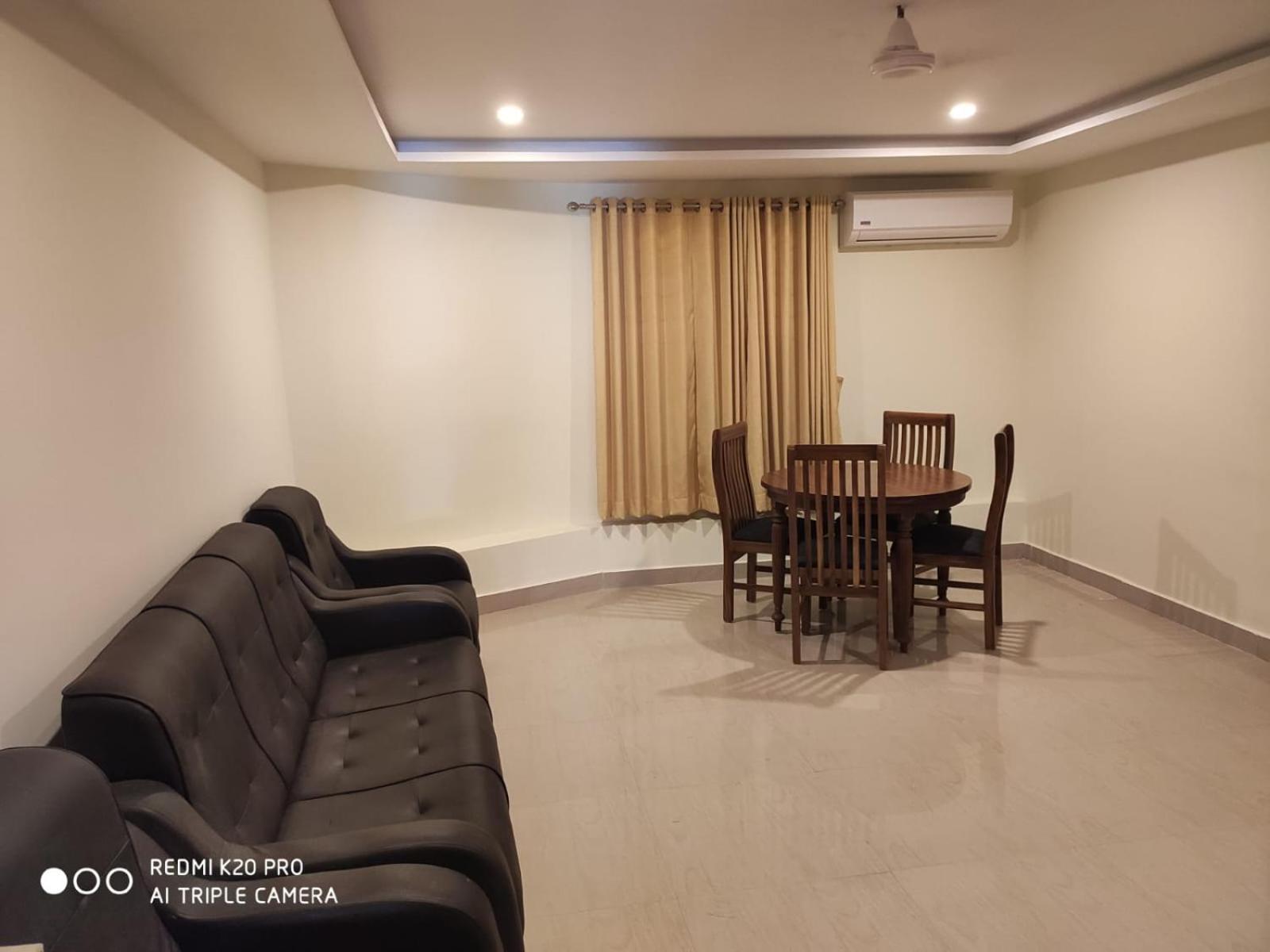 Hotel Sree Gokulam Apartments กูรูวาเยอร์ ภายนอก รูปภาพ